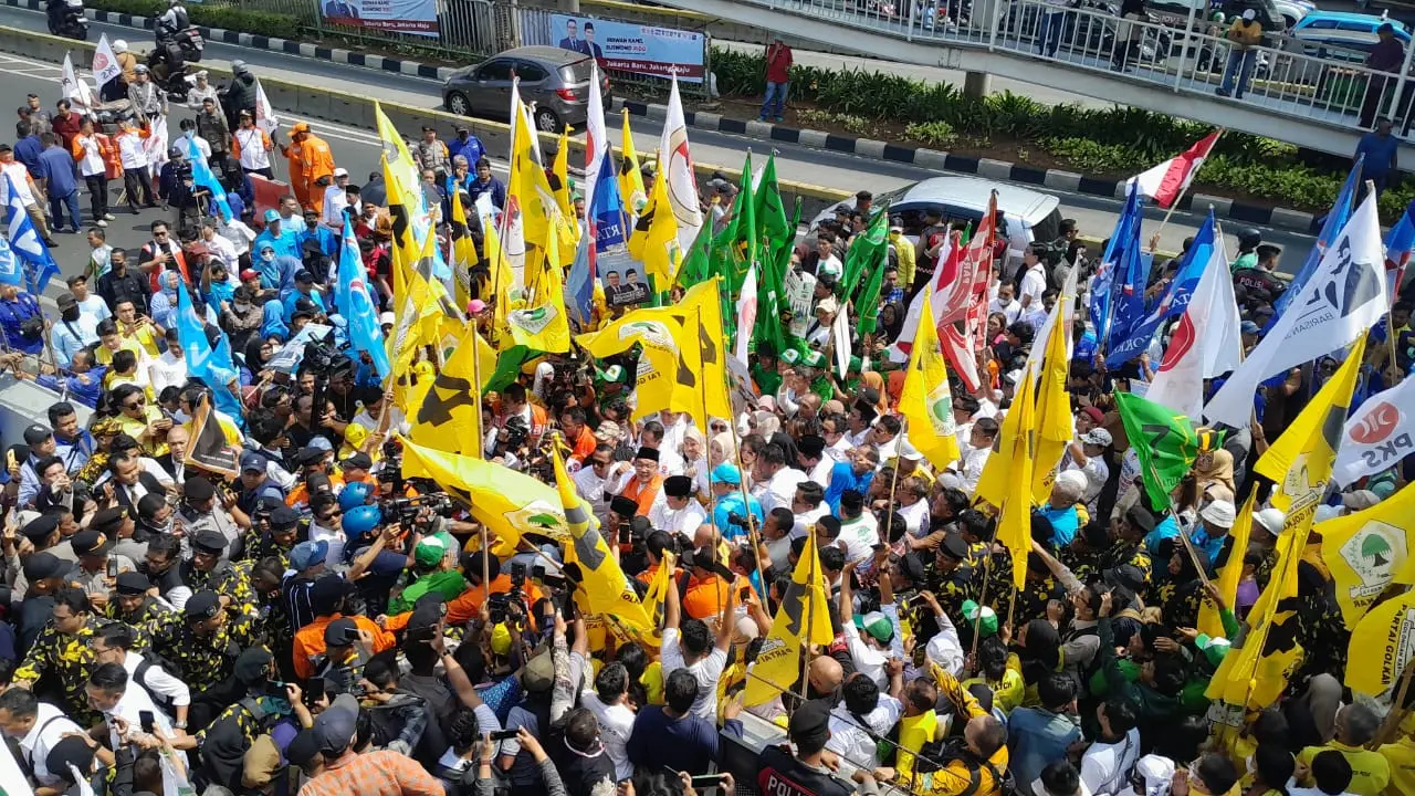 Ridwan Kamil-Suswono Dikawal Lautan Massa Saat Daftar Pilgub Jakarta ke KPU