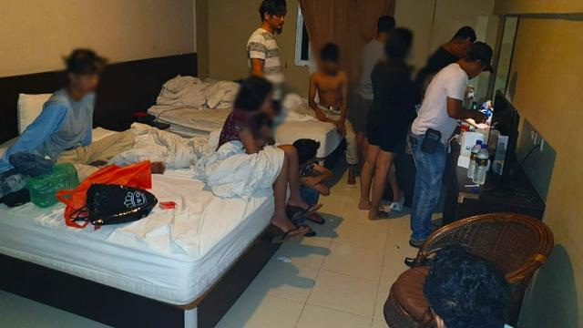 Personel Polsek Tenayanraya memeriksa barang bawaan belasan remaja terduga pesta narkoba di salah satu hotel di Pekanbaru.