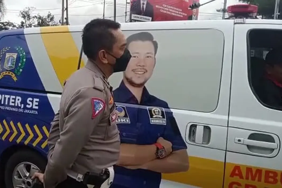 Mobil Ambulans bergambar Anggota DPRD DKI Jakarta, Jupiter diamankan polisi karena melawan arus di jalur Puncak, Bogor, Jawa Barat. (Istimewa)
