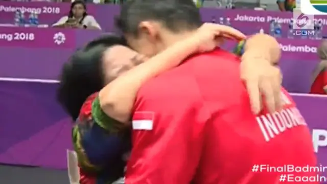 Momen mengharukan tercipta usai Jonatan Christie, menjadi juara tunggal putra bulutangkis Asian Games 2018. Sambil menangis, sang ibu langsung memeluk pria yang akrab disapa Jojo itu.
