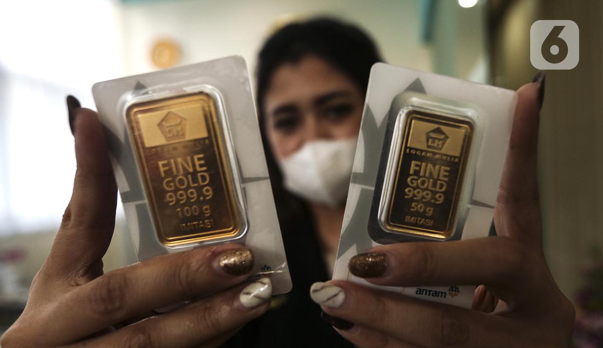 Pramuniaga menunjukkan emas batangan PT Aneka Tambang (Antam) Tbk di sebuah gerai emas, Jakarta, Senin (18/1/2021). Harga emas Antam kembali susut Rp 4.000 per gram di awal pekan. (Liputan6.com/Johan Tallo)