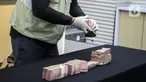 Petugas Komisi Pemberantasan Korupsi (KPK) menunjukkan barang bukti hasil Operasi Tangkap Tangan (OTT) di Bondowoso Jawa Timur, Gedung Merah Putih KPK, Jakarta, Kamis (16/11/2023). (Liputan6.com/Angga Yuniar)