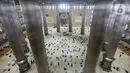 <p>Umat muslim melaksanakan sholat Jumat terakhir pada Ramadhan 1442 H di Masjid Istiqlal, Jakarta, Jumat (7/5/2021). Berdasarkan hisab, lebaran Idul Fitri jatuh pada 13 Mei 2021 sementara pelaksanaan rukyatul hilal (melihat posisi bulan) akan dilakukan sehari sebelumnya. (Liputan6.com/Faizal Fanani)</p>