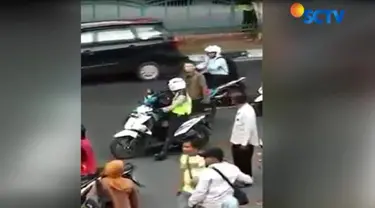 Dengan arogan oknum anggota TNI itu kemudian memukul kepala polisi. Insiden tersebut terjadi di Kota Pekanbaru, Riau dan sempat  viral. 