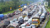 Kendaraan antre menunggu dibukanya jalur menuju kawasan Puncak dan sekitarnya di pintu keluar Tol Gadog, Ciawi, Bogor, Jawa Barat, Kamis (29/10/2020). Libur panjang dimanfaatkan warga Ibu Kota untuk mengisi liburan. (merdeka.com/Arie Basuki)