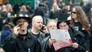 Peserta dengan kostum nyentrik memeriahkan Wave Gothic Festival (WGT) di Leipzig, Jerman, 19 Mei 2018. Festival tersebut juga menampilkan beberapa pameran dengan atribut abad pertengahan, gothic dan budaya. (AP Photo/Jens Meyer)