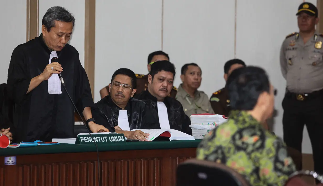Ketua Tim JPU persidangan kasus dugaan penistaan agama dengan terdakwa Basuki Tjahaja Purnama (Ahok), Ali Mukartono membacakan tuntutan pada sidang lanjutan di Auditorium Kementerian Pertanian, Jakarta, Kamis (20/4). (Liputan6.com/Pool/Muhammad Adimaja)