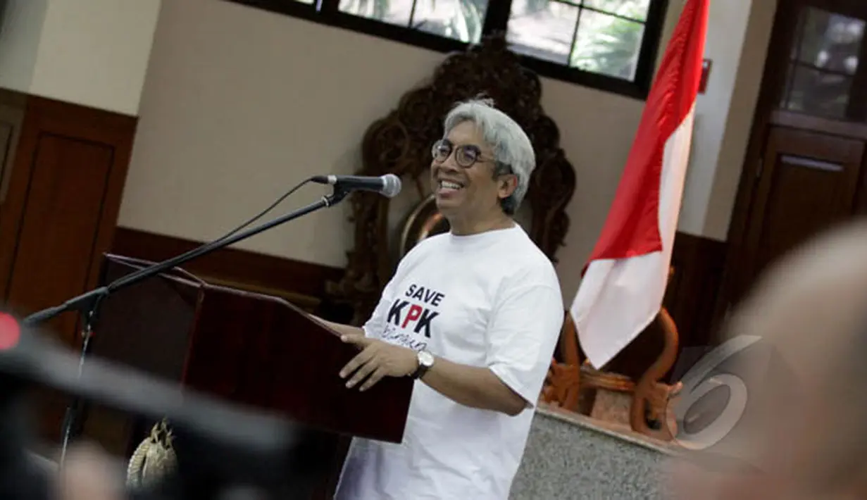 Anggota Tim 9 sekaligus alumni mahasiswa UI, Imam Prasodjo menghadiri pertemuan antara Komjen Badrodin Haiti dengan civitas akademika dari berbagai perguruan tinggi di Indonesia di Markas Besar Polri, Jakarta, Minggu (22/2). (Liputan6.com/Faizal Fanani)