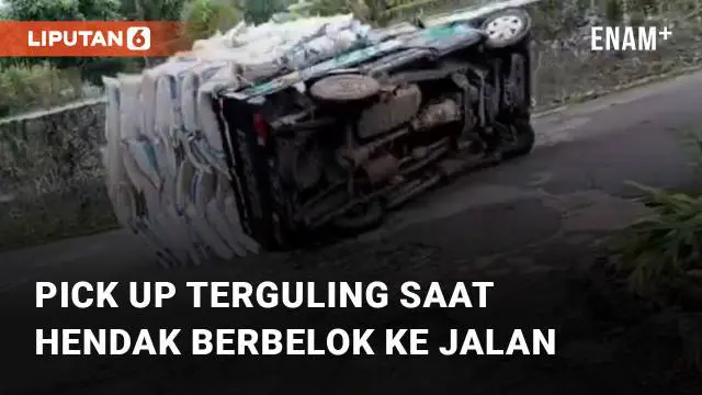 Sebuah mobil pick up membawa muatan yang melebihi kapasitas terguling