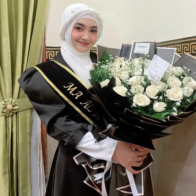 Tampil Berhijab, Ini 6 Momen Kelulusan Penyanyi Jihan Audy