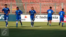 Pemain persib melakukan latihan ringan jelang final Piala Presiden 2015 di Stadion Utama Gelora Bung Karno (SUGBK), Senayan, Jakarta, Sabtu (17/10/2015). ). Persib akan melawan Sriwijaya FC pada laga final 18 oktober nanti (Liputan6.com/Yoppy Renato) 
