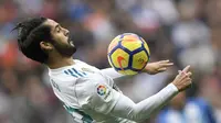 Pemain lincah Real Madrid, Isco menempati peringkat ketiga dengan koleksi lima gol pada daftar top scorer Madrid. (AFP/Gabriel Bouys)