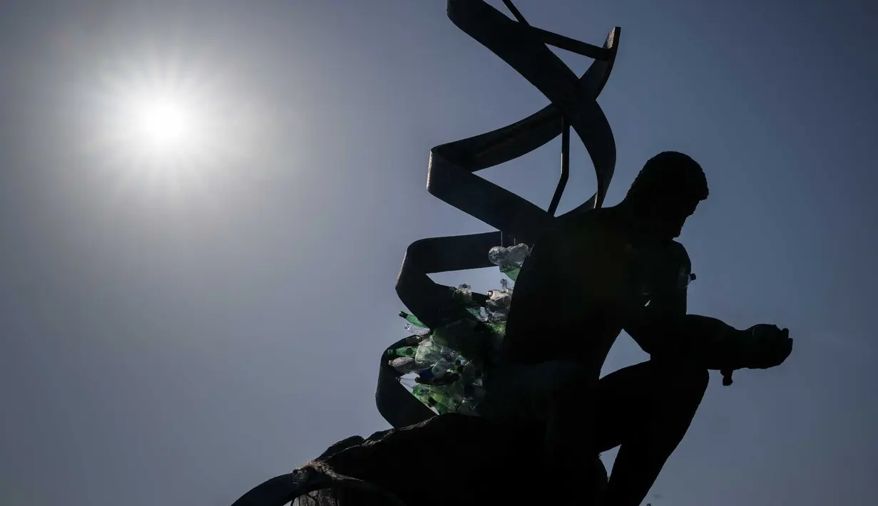 Ribuan delegasi dari perwakilan 180 negara, organisasi nonpemerintah, organisasi antarpemerintah, entitas Persatuan Bangsa-Bangsa, dan jurnalis menjadi peserta dalam merumuskan perjanjian baru untuk mengatasi polusi plastik. Tampak dalam foto, Sebuah karya dari seniman, aktivis, dan fotografer Kanada Benjamin Von Wong berjudul “The Thinker's Burden,” terlihat di depan Kantor Perserikatan Bangsa Bangsa (PBB) di Jenewa, Swiss pada 12 Agustus 2025. (Fabrice COFFRINI/AFP)