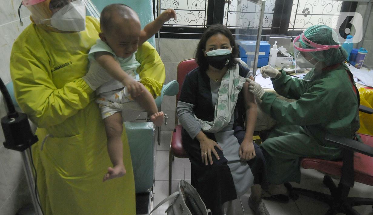 Petugas kesehatan menyuntikkan vaksin covid-19 Sinovac kepada ibu hamil di Puskesmas Jagakarsa II, Jakarta Selatan, Kamis (19/08/2021). Sudah dari pekan lalu sejumlah Puskesmas di DKI membuka vaksinasi covid-19 bagi ibu hamil. (merdeka.com/Arie Basuki)