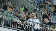 Pelatih Timnas Indonesia, John Herdman (kedua kiri, baris depan) saat menyaksikan laga Dewa United kontra Borneo FC Samarinda pada pertandingan pekan ke-22 BRI Super League 2025/2026 di Indomilk Arena, Tangerang, Banten, Minggu (22/2/2026) malam WIB. Jelang FIFA Series 2026, pelatih Timnas Indonesia, John Herdman, kembali melakukan safari. (Bola.com/M Iqbal Ichsan)
