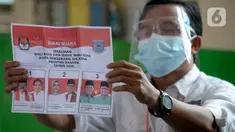Petugas KPPS melakukan penghitungan suara di TPS 36 Perumahan Griya Pamulang 2, Tangerang Selatan, Rabu (9/12/2020). Sebanyak 976.019 orang terdaftar dalam Daftar Pemilih Tetap (DPT) pada Pilkada Tangsel 2020 yang diikuti tiga pasang calon Wali Kota dan Wakil Wali Kota (merdeka.com/Dwi Narwoko)