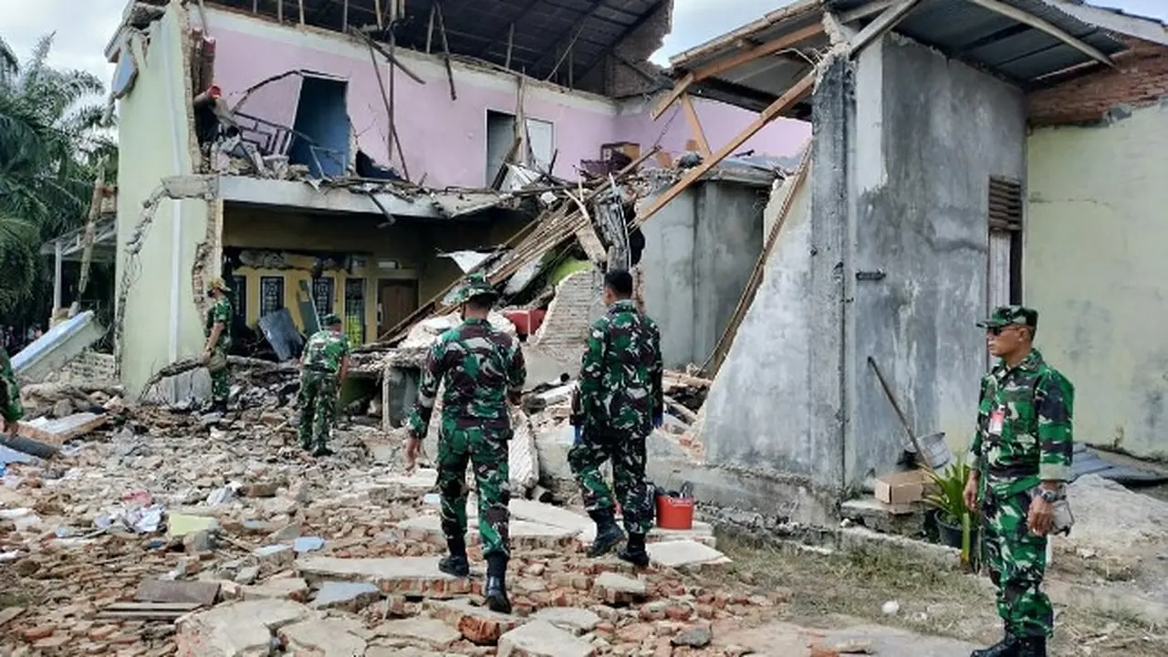 Rumah rusak karena tertimpa pesawat jatuh di Desa Kubang Jaya, Kabupaten Kampar.