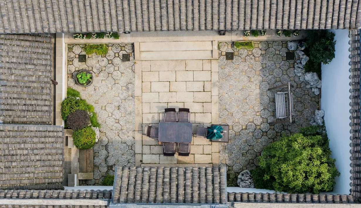 Pemandangan bagian dalam Hotel Gusu Yard di Suzhou, Provinsi Jiangsu, China Timur (29/7/2020). Pemerintah daerah Suzhou telah meningkatkan upaya dalam perlindungan dan pemanfaatan rumah-rumah hunian tradisional, dan mempromosikan pengembangan penginapan yang teratur. (Xinhua/Li Bo)