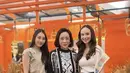 Pamela Bowie tampil santai dengan atasan spaggeti strap putih dipadukam scraf Hermes dan celana denim panjang. Ia membawa tas Hermes warna biru model In the Loop seharga sekitar Rp77 jutaan. [@pammybowie]