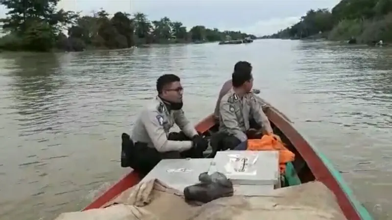 Susuri Sungai Musi Demi Distribusi Logistik Pilkada di Banyuasin