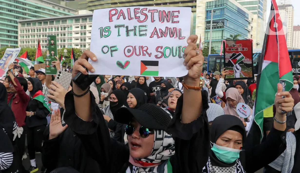 Saat melakukan pawai gerakan Global March to Gaza, para peserta membawa bendera Palestina, poster-poster bertuliskan pesan perdamaian, dan mengenakan atribut khas sebagai bentuk dukungan moral terhadap warga Gaza yang tengah mengalami krisis kemanusiaan akibat blokade berkepanjangan dari Israel. (Liputan6.com/Herman Zakharia)