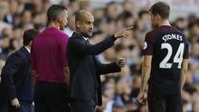 Pelatih Manchester City, Pep Guardiola memberi arahan kepada John Stones saat melawan Tottenham Hotspur pada laga Premier League di Stadion White Hart Lane, London, Minggu (2/10/2016). (AP/Frank Augstein)