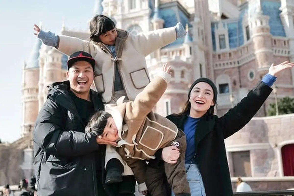 Potret OOTD Publik Figur Rayakan Pergantian Tahun dengan Liburan di China
