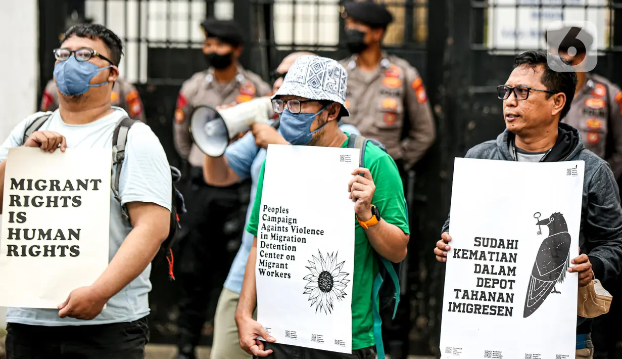 Sejumlah buruh migran membawa poster saat menggelar aksi di depan Kedutaan Besar Malaysia di Jakarta, Selasa (9/8/2022). Mereka menuntut pemerintah Malaysia melakukan perbaikan dan menghentikan berbagai praktik kejam di dalam pusat tahanan imigrasi. (Liputan6.com/Faizal Fanani)