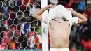 Pemain Timnas Spanyol, Mikel Oyarzabal, menutup wajahnya dengan jersey usai ditaklukkan Italia pada laga semifinal Euro 2020. (Foto:AP/Andy Rain,Pool)