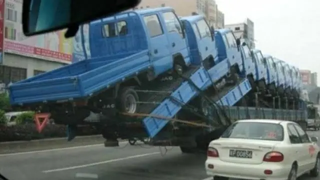 7 Aksi Kocak Orang Bawa Barang Sambil Naik Kendaraan, Bikin Kita Keheranan