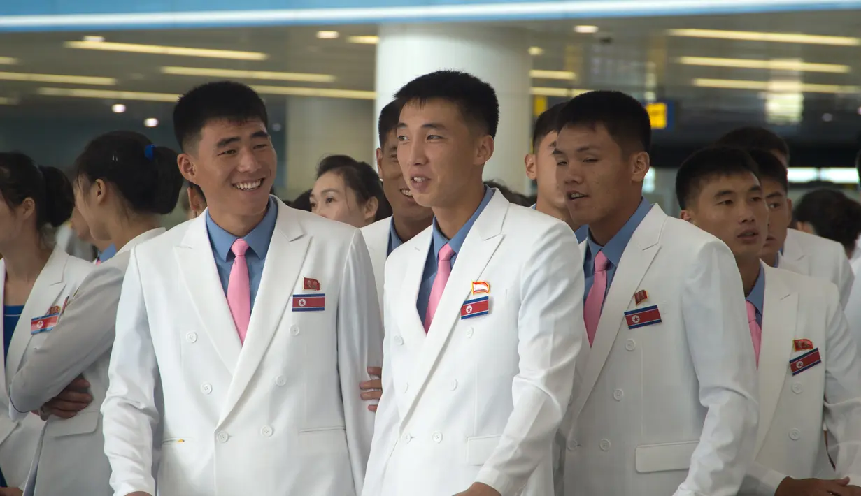 Atlet Korea Utara menunggu penerbangan mereka ke Indonesia untuk Asian Games dari Bandara Internasional Pyongyang (10/8). Asian Games 2018 akan berlangsung mulai 18 Agustus hingga 2 September di Jakarta dan Palembang. (AFP Photo/Kim Won-Jin)