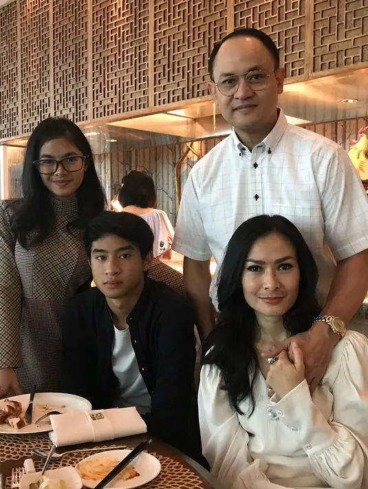 Tahun 2011, Iis Dahlia menikah dengan suaminya, Satrio Dewandono, serta dua orang anak yang kini sudah tumbuh menjadi dewasa, yakni Juwita Salshadilla dan Devano Danendra. (Instagram/isdadahlia)