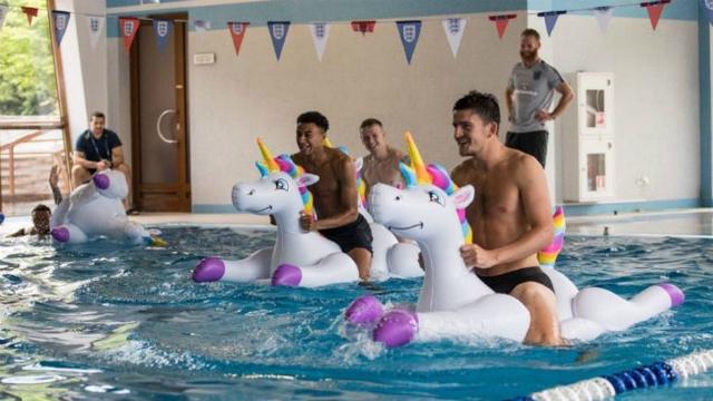 Timnas Inggris malah merayakan kemenangan atas Tunisia dengan bermain di kolam renang.