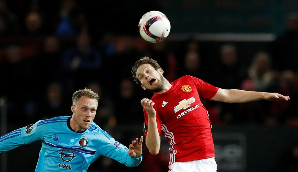 Pemain Manchester United, Daley Blind, berduel dengan pemain Feyenoord, Nicolai Jorgensen, pada matchday kelima Grup A Liga Europa 2016-2017, di Stadion Old Trafford, Jumat (25/11/2016) dini hari WIB. (Reuters/Phil Noble)