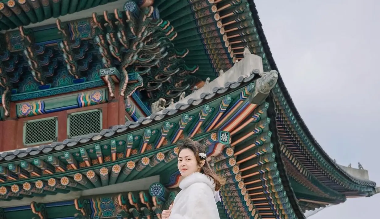 Sementara Tyara Renata terlihat menawan dengan hanbok pink dan mantel berbulu putih [@tyararenata]