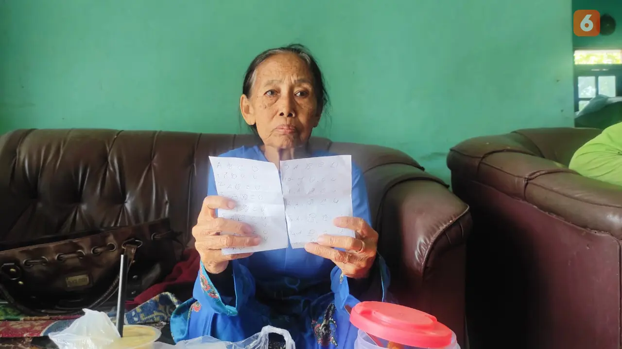 Nenek Giyem menunjukan bukti tanda terima sembako yang digunakan untuk penipuan pelaku. (Hermawan Arifianto/Liputan6.com)