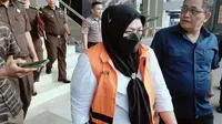 Mantan Bendahara Pengeluaran UIN Suska Riau yang ditahan Kejati Riau karena terlibat korupsi pengelolaan BLU. (Liputan6.com/M Syukur)