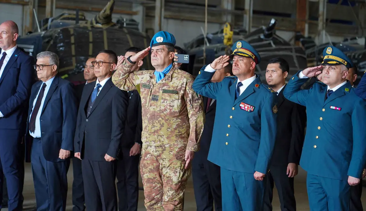 Upacara yang digelar Bandara Internasional Lebanon, Beirut, pada 26 April 2026, dipimpin langsung oleh Kepala Misi dan Komandan UNIFIL, Mayor Jenderal Diodato Abagnara. Tampak dalam foto yang diambil dan dirilis oleh Pasukan Sementara Perserikatan Bangsa-Bangsa di Lebanon (UNIFIL), menunjukkan Duta Besar Indonesia untuk Lebanon Dicky Komar (ketiga kiri), Kepala Misi dan Komandan Pasukan Mayor Jenderal Diodato Abagnara (keempat kiri) dan Menteri Pertahanan Nasional Lebanon dan Angkatan Darat Lebanon, Brigadir Jenderal Maroun Azzi (kedua kanan) memberi hormat untuk jenazah Kopral Rico Pramudia, saat upacara penghormatan di Bandara Internasional Lebanon, Beirut, pada 26 April 2026. (Haidar Fahs/UNIFIL/AFP)