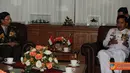 Citizen6, Cilangkap: Panglima TNI mengucapkan selamat atas penganugerahan bintang Yudha Dharma Utama kepada Lieutenant General Neo Kian Hong yang telah diserahkan oleh Menhan RI Purnomo Yusgiantoro. (Pengirim: Badarudin Bakri)