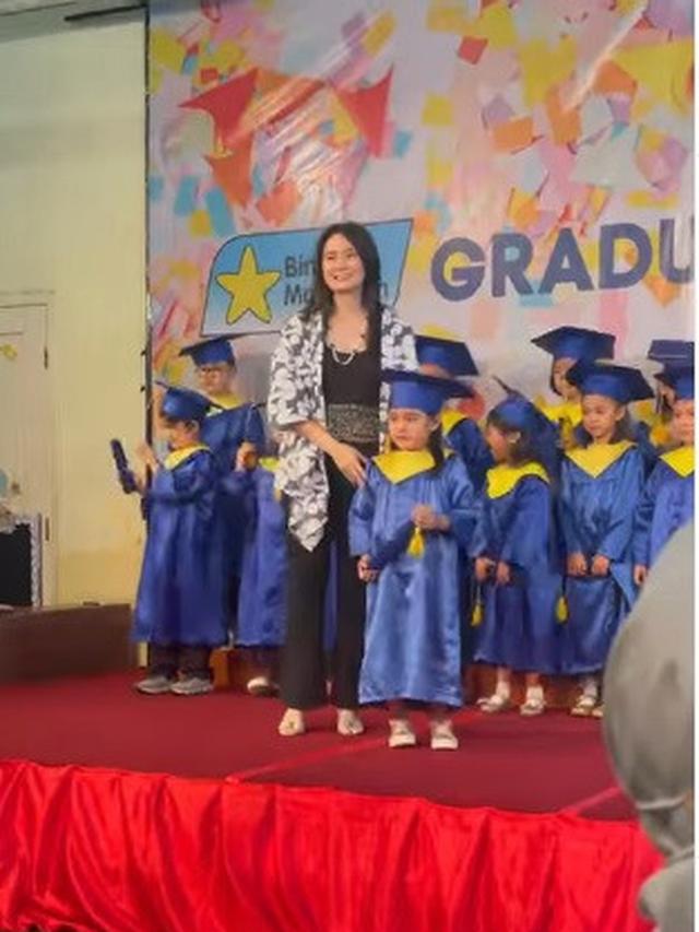 Vania Athabina, putri angkat Venna Melinda menjalani wisuda TK (Foto: Instagram @vennamelindareal)