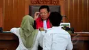Hakim tunggal Suhairi memeriksa berkas tim kuasa hukum KPK saat sidang praperadilan di PN Jakarta Selatan, Senin (25/5/2015). Sidang Novel ditunda hingga Jumat 29/5/ mendatang, karena tim kuasa hukum Polri tidak hadir. (Liputan6.com/Yoppy Renato)
