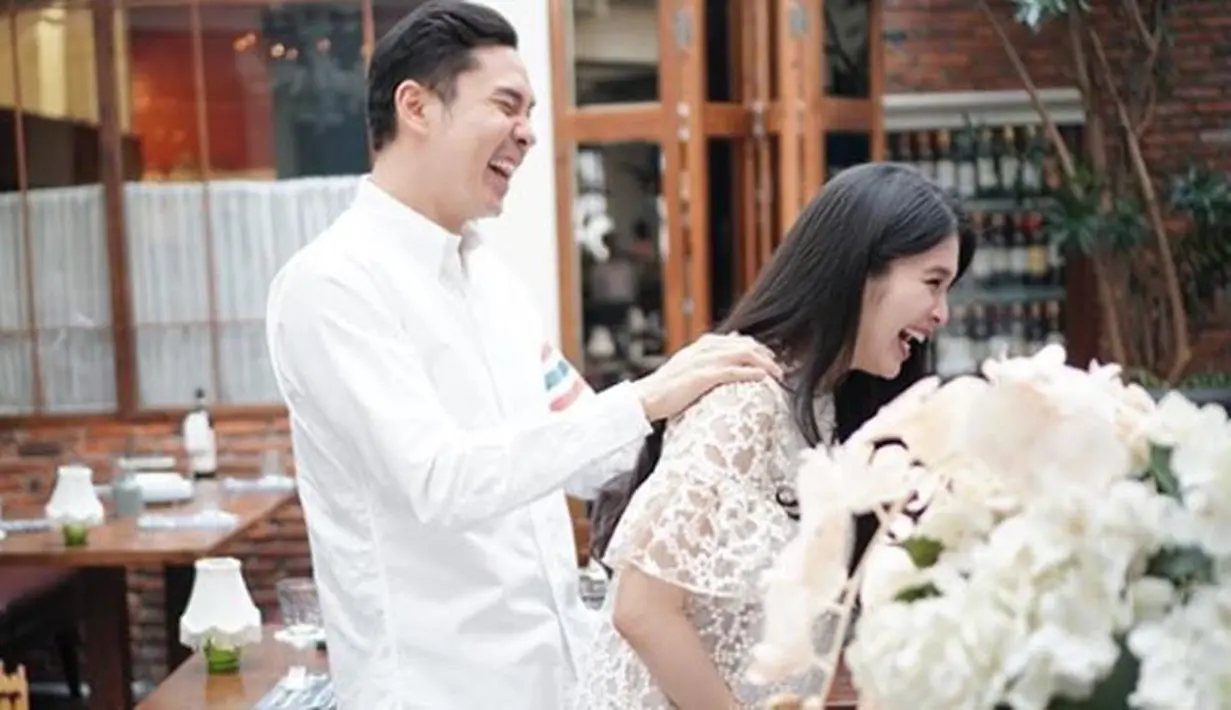 Dari foto-foto yang tersebar di media sosial, tak tampak wajah murung dari Sandra, Harvey dan para sahabatnya yang hadir. Acara baby shower itu makin meriah denga bertabur bunga, kue dan hadiah untuk si calon bayi. (Instagram/sandradewi88)