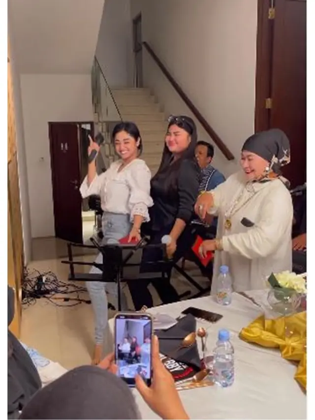 Sempat Berseteru, Ini 6 Potret Dewi Perssik Nyanyi Bareng Meldi di Acara Keluarga