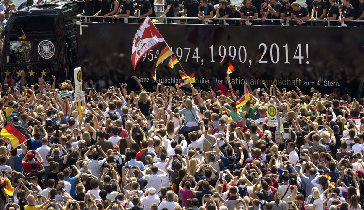 Kemenangan Timnas Jerman disambut ratusan ribu suporter yang berkerumun di sepanjang sungai Spree di pusat kota Berlin, (15/7/2014). (REUTERS/Steffi Loos)