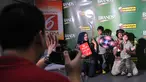 Peserta Cinemaholic bergaya di photo booth sebelum acara nonton bareng film The Avengers : Age Of Ultron di Blitz Central Park, Jakarta, Sabtu (25/4/2015). (Liputan6.com/Andrian M Tunay)
