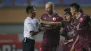 Sejumlah pemain PSM Makassar bersitegang dengan wasit Rully Ruslin Tambuntina saat melawan Persib Bandung dalam laga pekan ke-6 BRI Liga 1 2021/2022 di Stadion Wibawa Mukti, Cikarang, Sabtu (02/10/2021) WIB. Kedua tim bermain imbang 1-1. (Bola.com/Bagaskara Lazuardi)