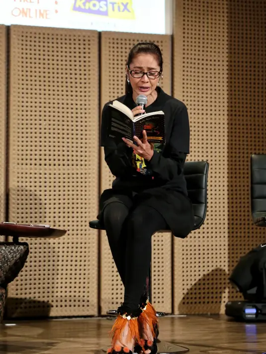 "Pas diajak, memang kebetulan kayak ingin banget, kangen teater, puisi, hal seperti ini. Ya sudah iya saja. Tadinya nggak siap mental, ternyata seserius ini. Pas saya jalani, happy," ujarnya. (Adrian Putra/Bintang.com)