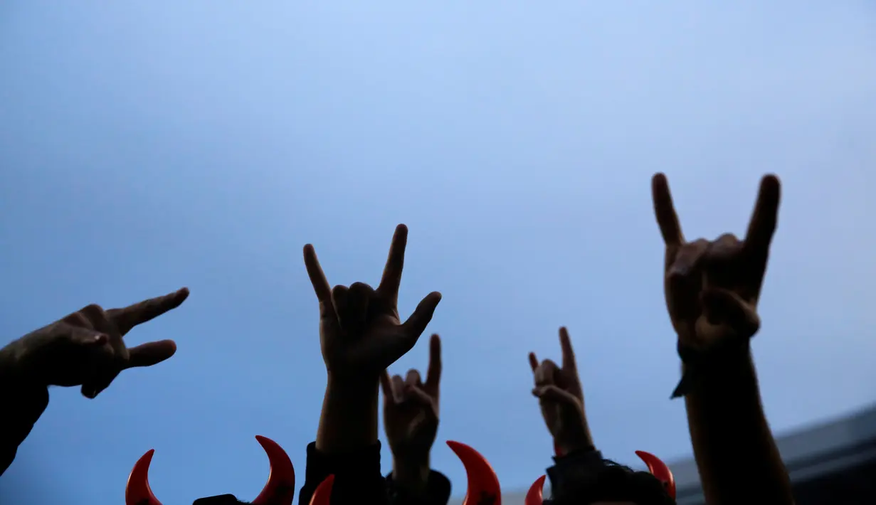 Penonton saat menikmati aksi panggung band rock veteran AC / DC saat tampil dalam "Rock Or Bust World Tour" di tur konser dunia di Andalusia, Spanyol, (10/5). (REUTERS/Marcelo del Pozo)