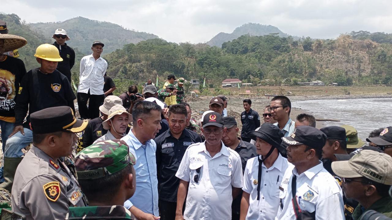 PJ Gubernur Jabar, Bey Machmudin tinjau aksi bersih-bersih di Pantai Cibutun Pesisir Loji, Kabupaten Sukabumi (Liputan6.com/Istimewa)