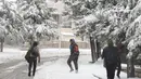 Pekerja Suriah berjalan di tengah salju di Aley, Lebanon, Jumat (1/12/2016). Badai salju di Lebanon menambah kesengsaraan puluhan ribu pengungsi Suriah yang tinggal di tempat penampungan sementara wilayah tersebut. (REUTERS/Jamal Saidi)